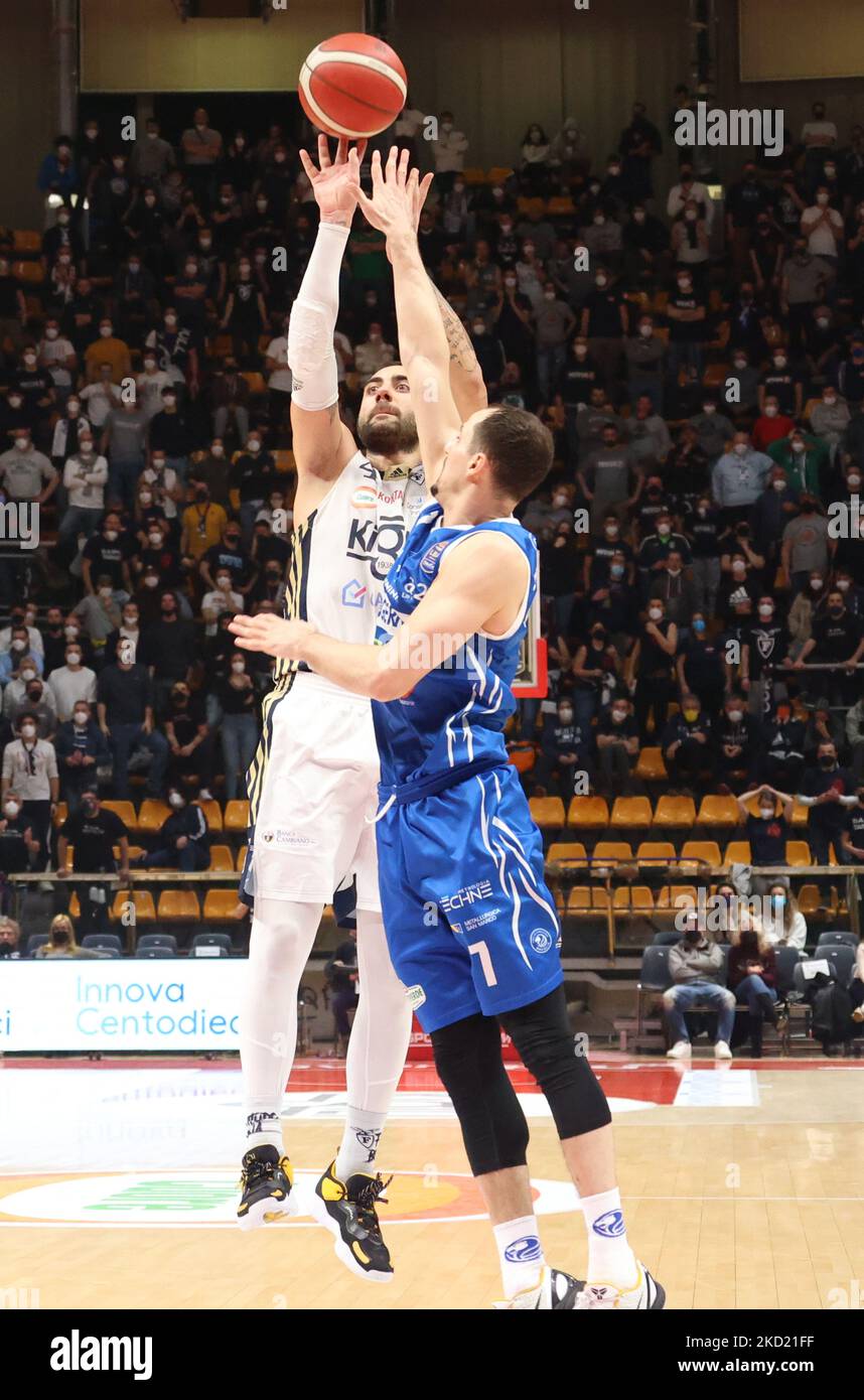 Pietro Aradori (Fortitudo Kigili Bologna) (L) von Kenny Gabriel (Pallacanestro Germani Brescia) während der Serie A1 italienischen LBA Basketball-Meisterschaft Spiel Kigili Fortitudo Bologna gegen vereitelt. Pallacanestro Germani Brescia am 06. Februar 2022 im Sportpalast Paladozza in Bologna (Foto: Michele Nucci/LiveMedia/NurPhoto) Stockfoto