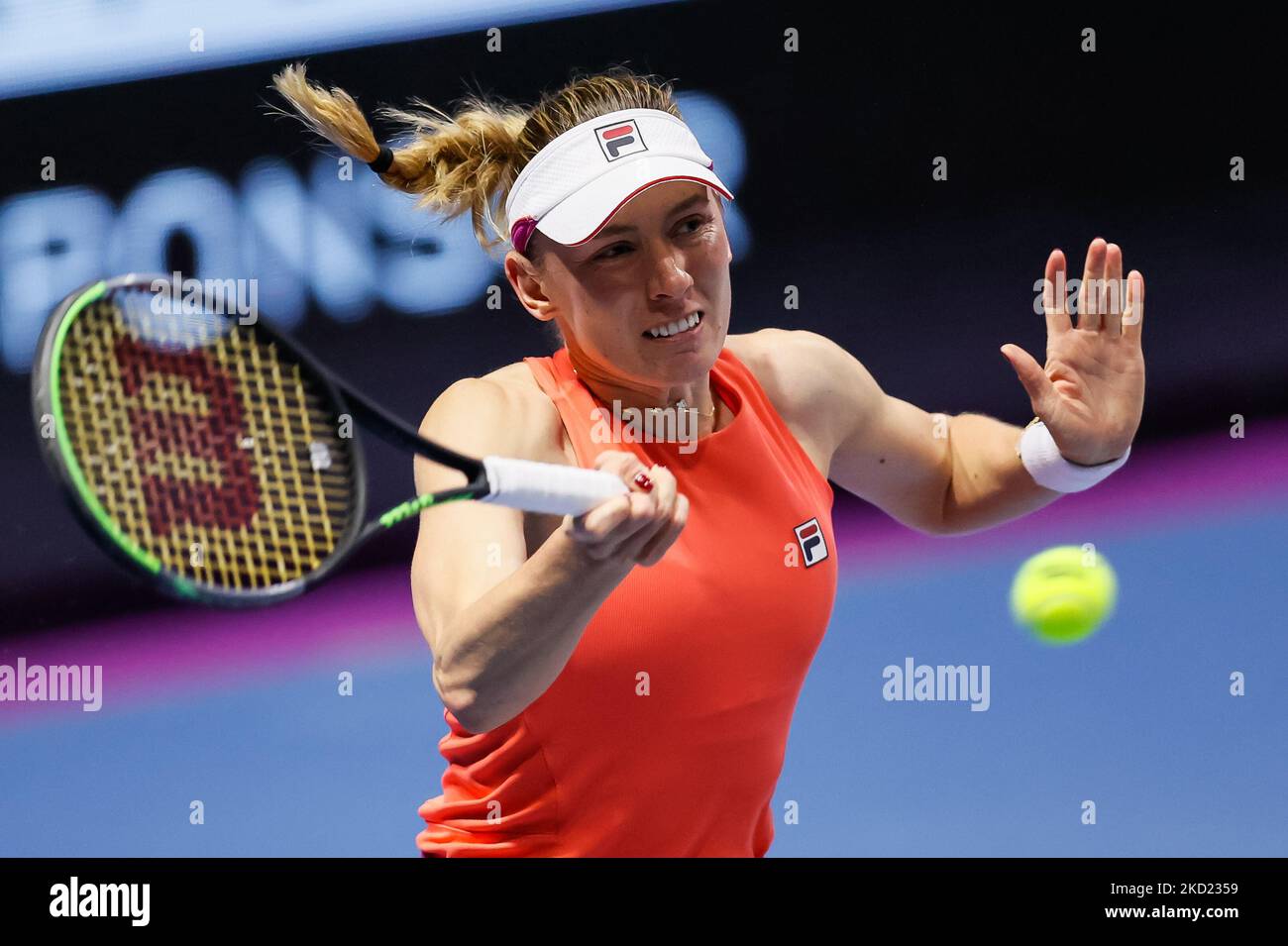 Ekaterina Alexandrova aus Russland gibt den Ball an Camila Giorgi aus Italien zurück, während der Frauen-Einzel-Runde des 32-Matches des WTA 500 St. Petersburg Ladies Trophy 2022 International Tennis Tournament am 7. Februar 2022 in der Sibur Arena in Sankt Petersburg, Russland. (Foto von Mike Kireev/NurPhoto) Stockfoto