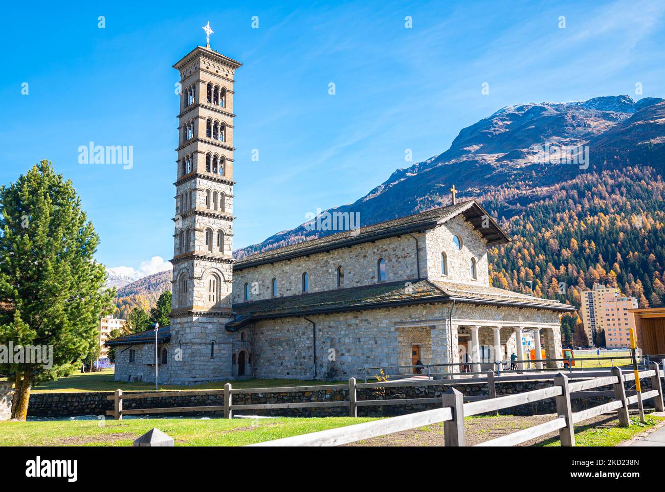 Blick auf die katholische Kirche St. Karl Borromäus in der berühmten Stadt St. Moritz im Kanton Graubünden, Schweiz. Stockfoto