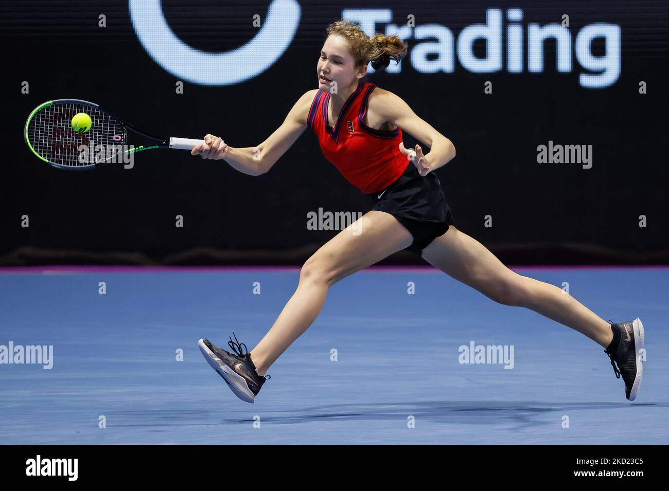 Erika Andreeva aus Russland gibt den Ball an Jule Niemeier aus Deutschland zurück, als sie am 7. Februar 2022 in der Sibur Arena in Sankt Petersburg, Russland, beim Qualifying-Tennisturnier der Damen im Einzel des WTA 500 St. Petersburg Ladies Trophy 2022 den Ball zurückgab. (Foto von Mike Kireev/NurPhoto) Stockfoto