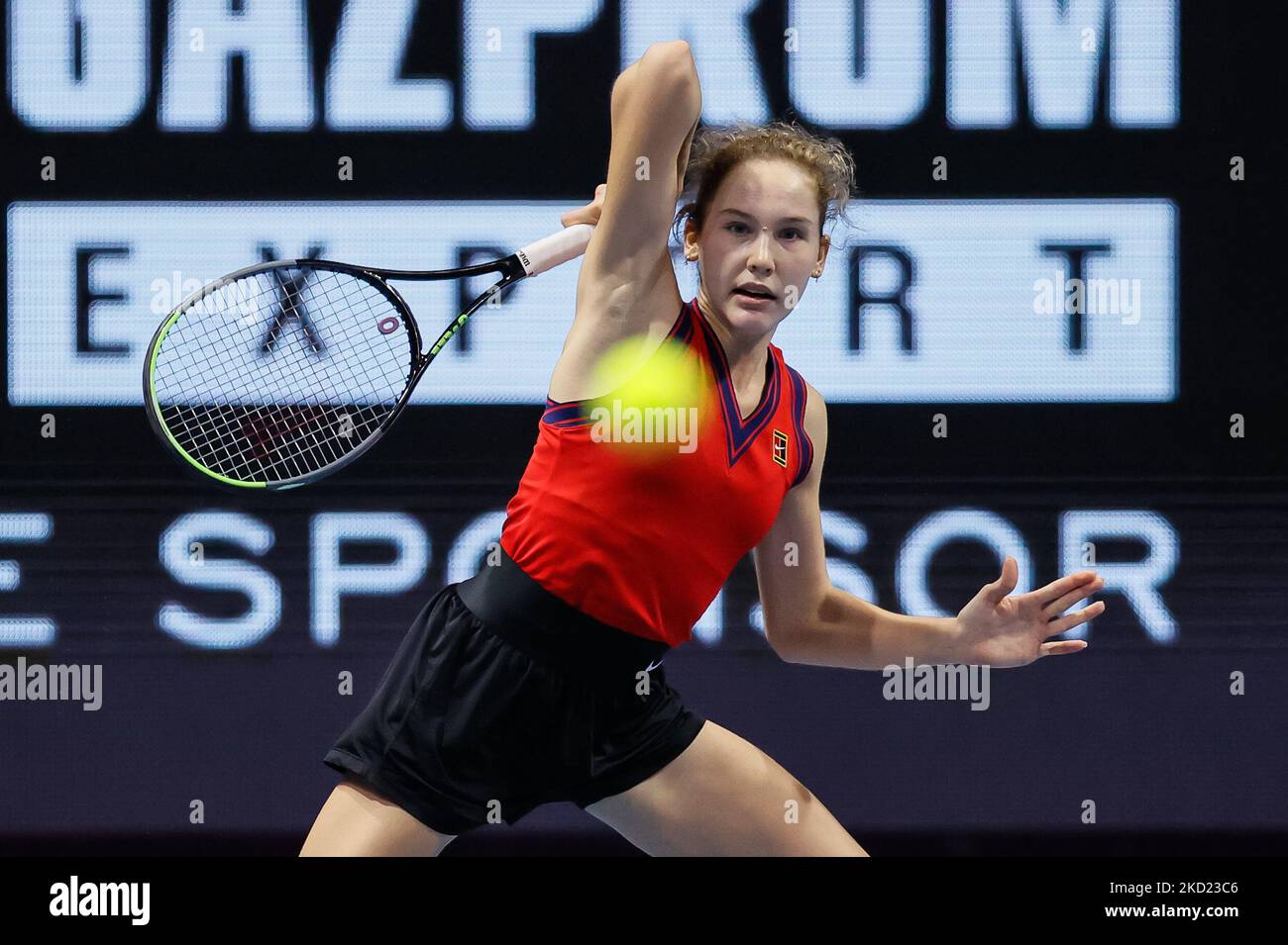 Erika Andreeva aus Russland gibt den Ball an Jule Niemeier aus Deutschland zurück, als sie am 7. Februar 2022 in der Sibur Arena in Sankt Petersburg, Russland, beim Qualifying-Tennisturnier der Damen im Einzel des WTA 500 St. Petersburg Ladies Trophy 2022 den Ball zurückgab. (Foto von Mike Kireev/NurPhoto) Stockfoto