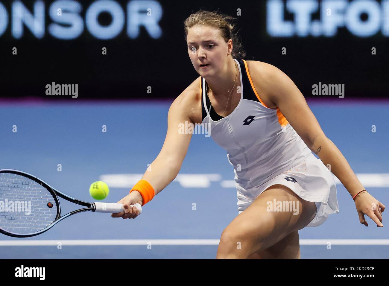 Die Deutsche Jule Niemeier gibt den Ball an die Russin Erika Andreeva zurück, die am 7. Februar 2022 in der Sibur Arena in Sankt Petersburg, Russland, beim Qualifying-Tennisturnier für Frauen im Einzel des WTA 500 St. Petersburg Ladies Trophy 2022 International Tennis Tournament teilnimmt. (Foto von Mike Kireev/NurPhoto) Stockfoto
