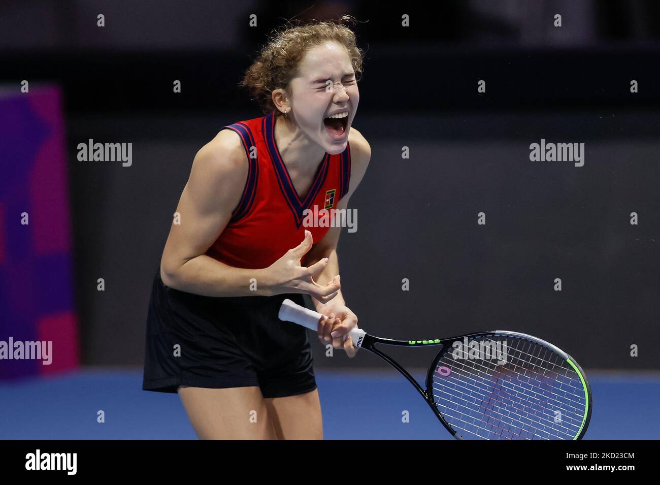 Erika Andreeva aus Russland reagiert während des Qualifikationsspiels der Frauen im Einzel des WTA 500 St. Petersburg Ladies Trophy 2022 International Tennis Tournament gegen den Deutschen Jule Niemeier am 7. Februar 2022 in der Sibur Arena in Sankt Petersburg, Russland. (Foto von Mike Kireev/NurPhoto) Stockfoto