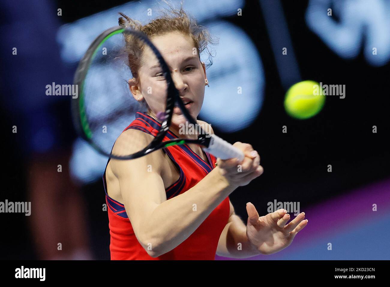 Erika Andreeva aus Russland gibt den Ball an Jule Niemeier aus Deutschland zurück, als sie am 7. Februar 2022 in der Sibur Arena in Sankt Petersburg, Russland, beim Qualifying-Tennisturnier der Damen im Einzel des WTA 500 St. Petersburg Ladies Trophy 2022 den Ball zurückgab. (Foto von Mike Kireev/NurPhoto) Stockfoto