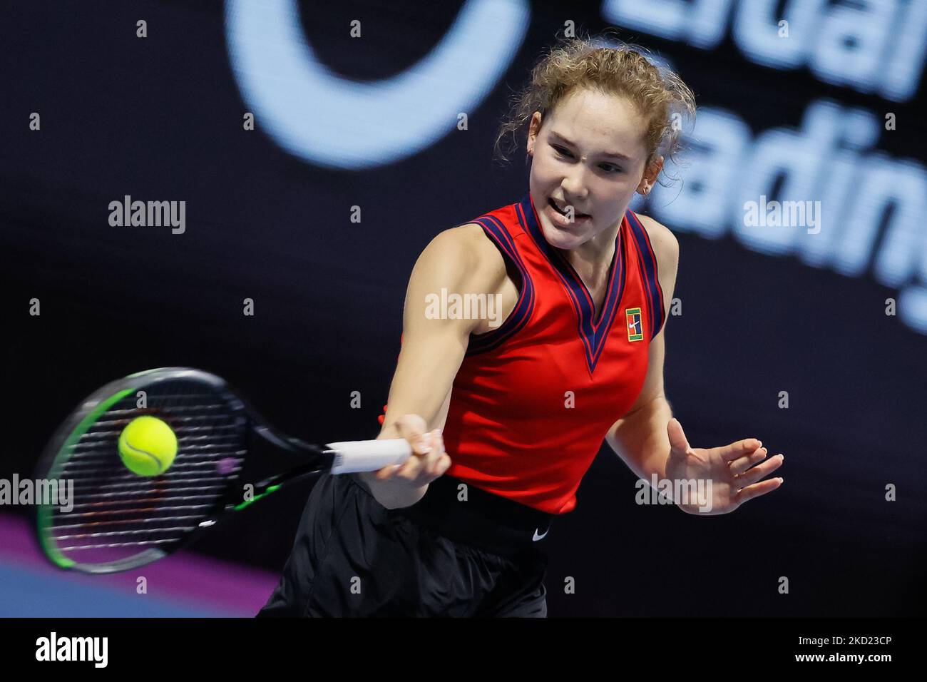 Erika Andreeva aus Russland gibt den Ball an Jule Niemeier aus Deutschland zurück, als sie am 7. Februar 2022 in der Sibur Arena in Sankt Petersburg, Russland, beim Qualifying-Tennisturnier der Damen im Einzel des WTA 500 St. Petersburg Ladies Trophy 2022 den Ball zurückgab. (Foto von Mike Kireev/NurPhoto) Stockfoto