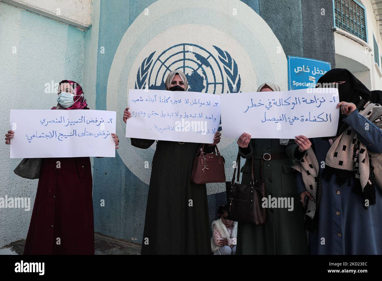 Ein Sit-in vor dem UNRWA, um gegen die Entscheidung zu protestieren, Bürger vom Arbeitsplatz auszuschließen, am 7. Februar 2022 in Gaza, Palästina. (Foto von Momen Faiz/NurPhoto) Stockfoto