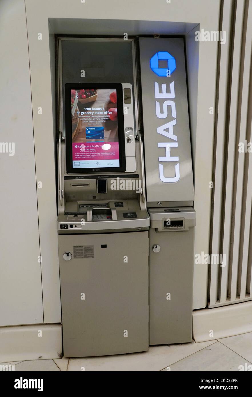 New York City, USA - 31. Oktober 2022 - Ein großer Chase Bank-Geldautomat mit Touchscreen Stockfoto