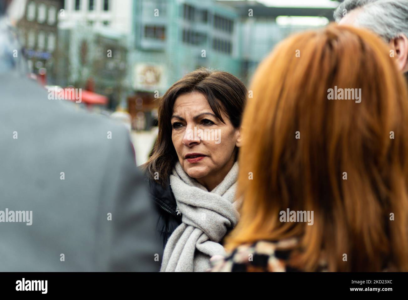 Anne Hidalgo spricht mit Fußgängern. Die linke politische Kandidatin für die Präsidentschaftswahlen 2022, Anne Hidalgo, in Clermont-Ferrand, am 4. Februar 2022. (Foto von Adrien Fillon/NurPhoto) Stockfoto