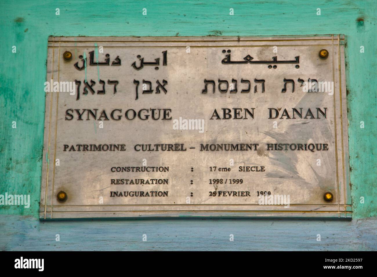 Informationstafel an der Ibn Danan Synagoge (Aben Danan Synagoge) im jüdischen Viertel der Medina (Altstadt) von Fez (Fes) in Marokko, Afrika. Die Synagoge ist eine der ältesten und wichtigsten Synagogen in Nordafrika. Es wurde ursprünglich in der Mitte des 17. Jahrhunderts von einer prominenten marokkanischen jüdischen Familie erbaut und im Besitz dieser Familie war und 1999 in seiner heutigen Form renoviert wurde. Die Struktur, die sich im Herzen des Mellah (Jüdisches Viertel) befindet, ist eine seltene Überlebende einer entscheidenden Zeit in der marokkanischen jüdischen Geschichte. (Foto von Creative Touch Imaging Ltd./NurPhoto) Stockfoto
