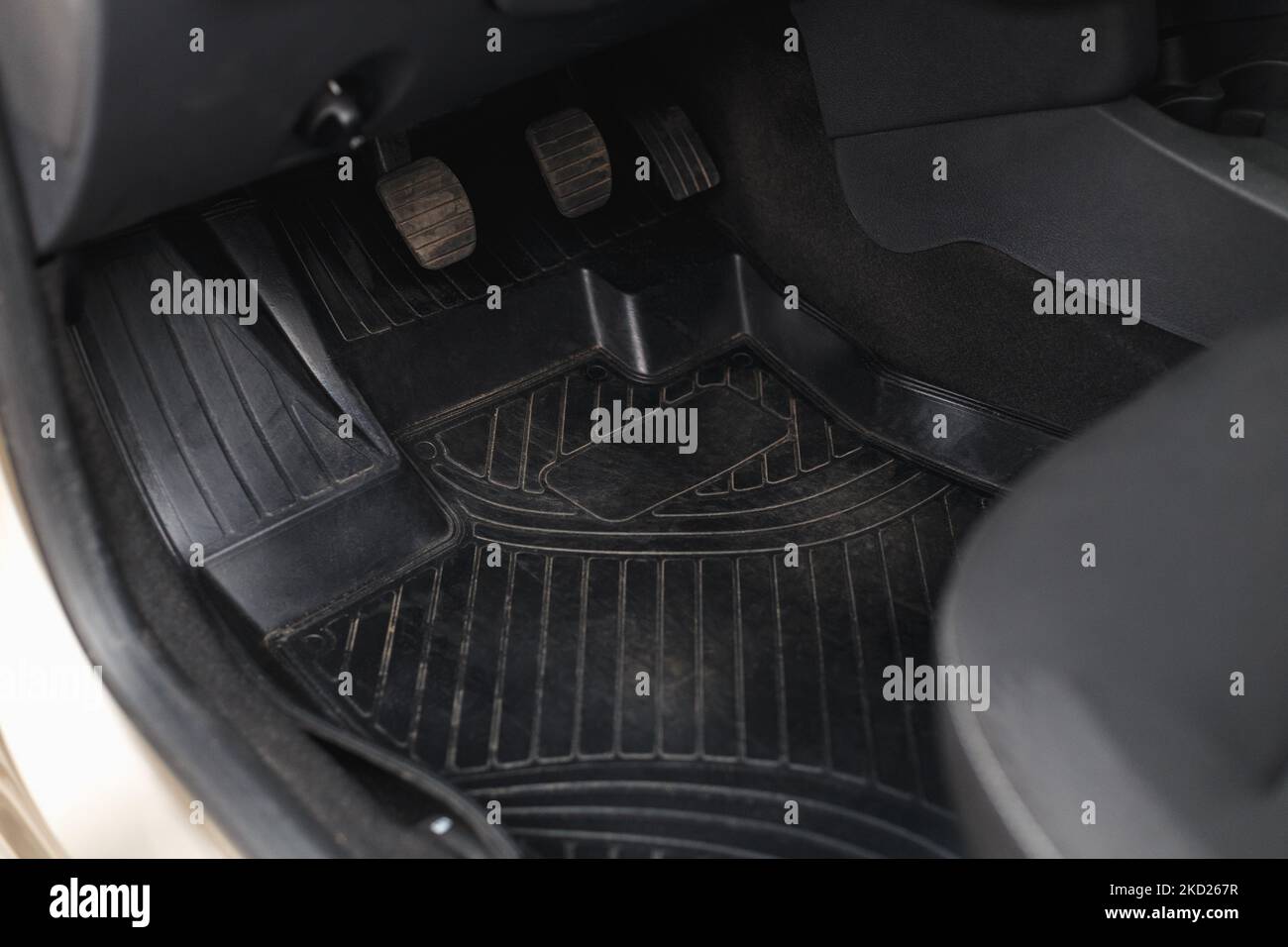 Auto innen, Fahrerfußmatte Stockfoto