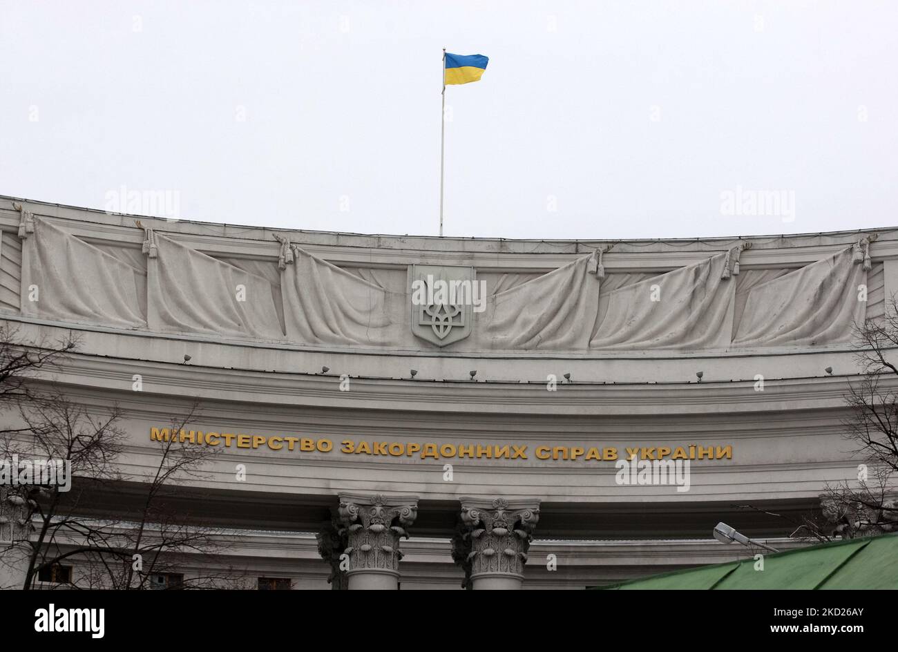 Das Gebäude des Außenministeriums der Ukraine befindet sich im Zentrum von Kiew, Ukraine 8. Februar 2022. Das tägliche Leben geht weiter wie üblich, obwohl die Spannungen an der Grenze zu Russland bestehen bleiben. (Foto von STR/NurPhoto) Stockfoto