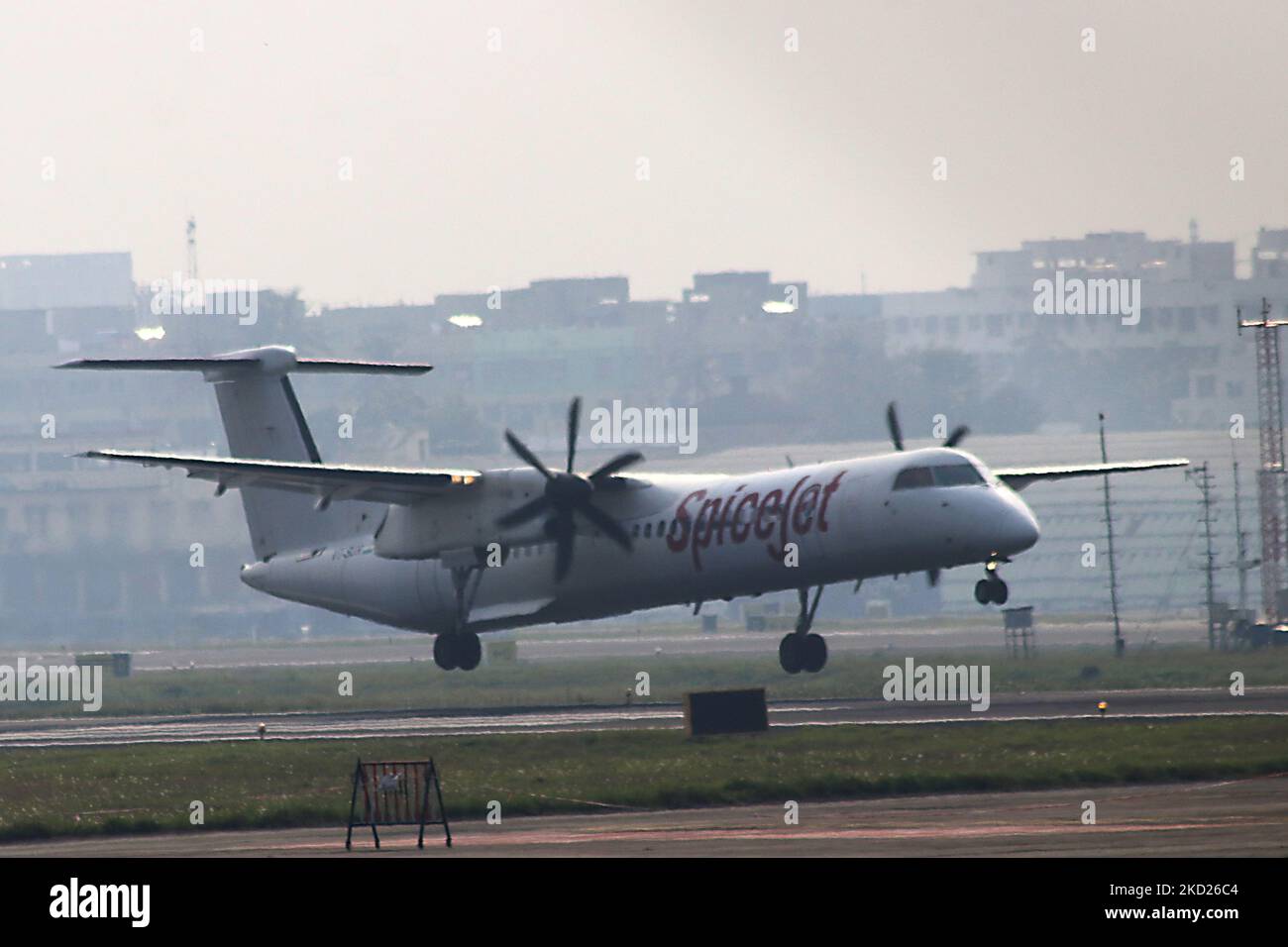 Ein Spicejet ATR-Flugzeug hebt am 08,2022. Februar auf dem Netaji Subhash Chandra Bose International Airport in Kalkutta, Indien, ab. (Foto von Debajyoti Chakraborty/NurPhoto) Stockfoto