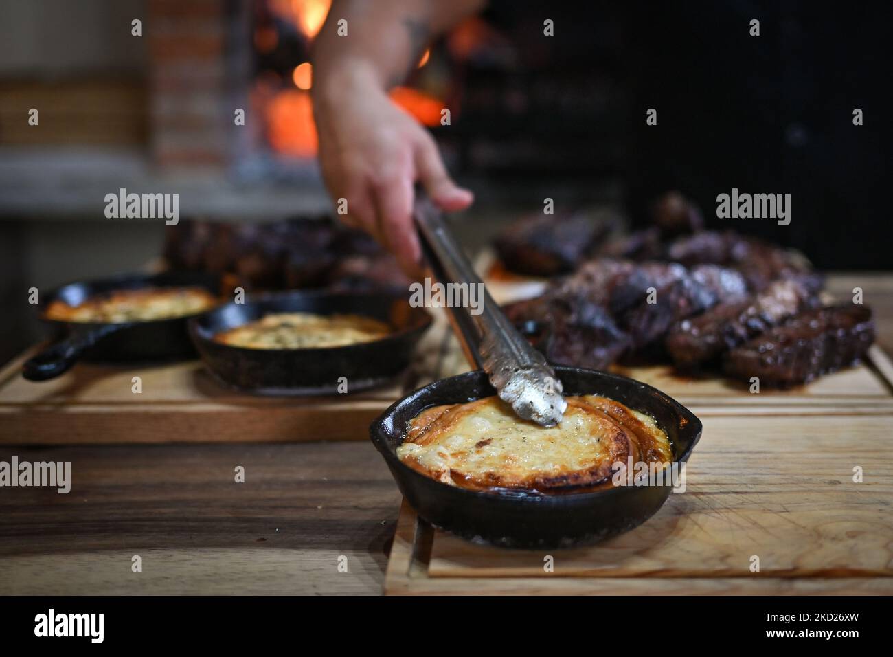 Zubereitung von Queso Flameado und Steaks für eine Bestellung auf einem
