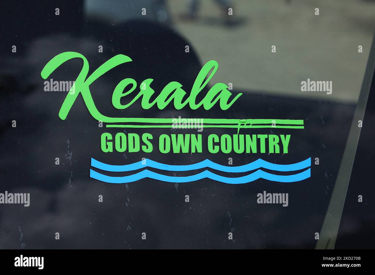 Aufkleber auf dem Fenster eines Fahrzeugs mit der Aufschrift „Kerala, Gods own country“ in Mattupetty (Madupetty), Idukki, Kerala, Indien. (Foto von Creative Touch Imaging Ltd./NurPhoto) Stockfoto