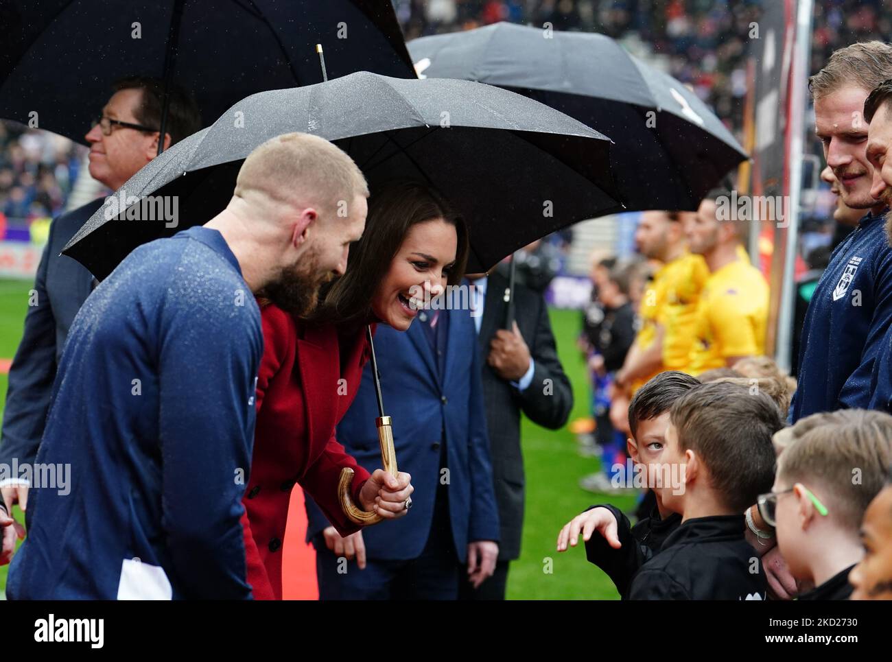 Die Prinzessin von Wales trifft die Maskottchen vor dem Viertelfinalspiel der Rugby League England gegen Papua-Neuguinea im DW-Stadion Wigan, ihrem ersten Spiel, das sie seit der Nachfolge des Duke of Sussex als Schirmherrin der Rugby Football League (RFL) besucht hat. Bilddatum: Samstag, 5. November 2022. Stockfoto