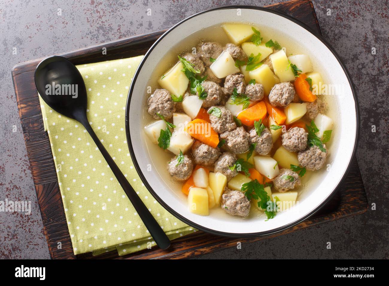 Sodd ist eine traditionelle norwegische Suppe wie Mahlzeit mit Hammelfleisch, Fleischbällchen, Kartoffeln und Karotten in der Nähe auf dem Teller auf dem Tisch. Horizontale Ansicht von oben Stockfoto