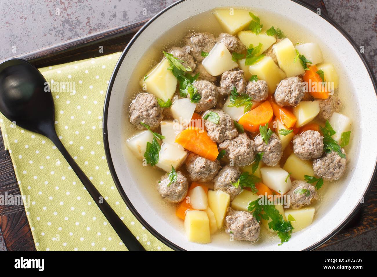 Befriedigend Sodd ist Norwegen Nationalgericht, das in der Regel aus Hammelfleisch, Fleischbällchen, Karotten und Kartoffeln in einer klaren, duftenden Brühe Closeup i serviert besteht Stockfoto