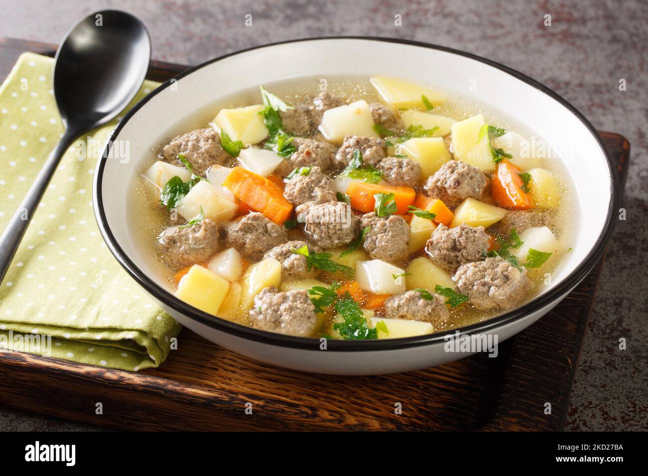 Sodd ist eine traditionelle norwegische Suppe wie Mahlzeit mit Hammelfleisch, Fleischbällchen, Kartoffeln und Karotten in der Nähe auf dem Teller auf dem Tisch. Horizontal Stockfoto
