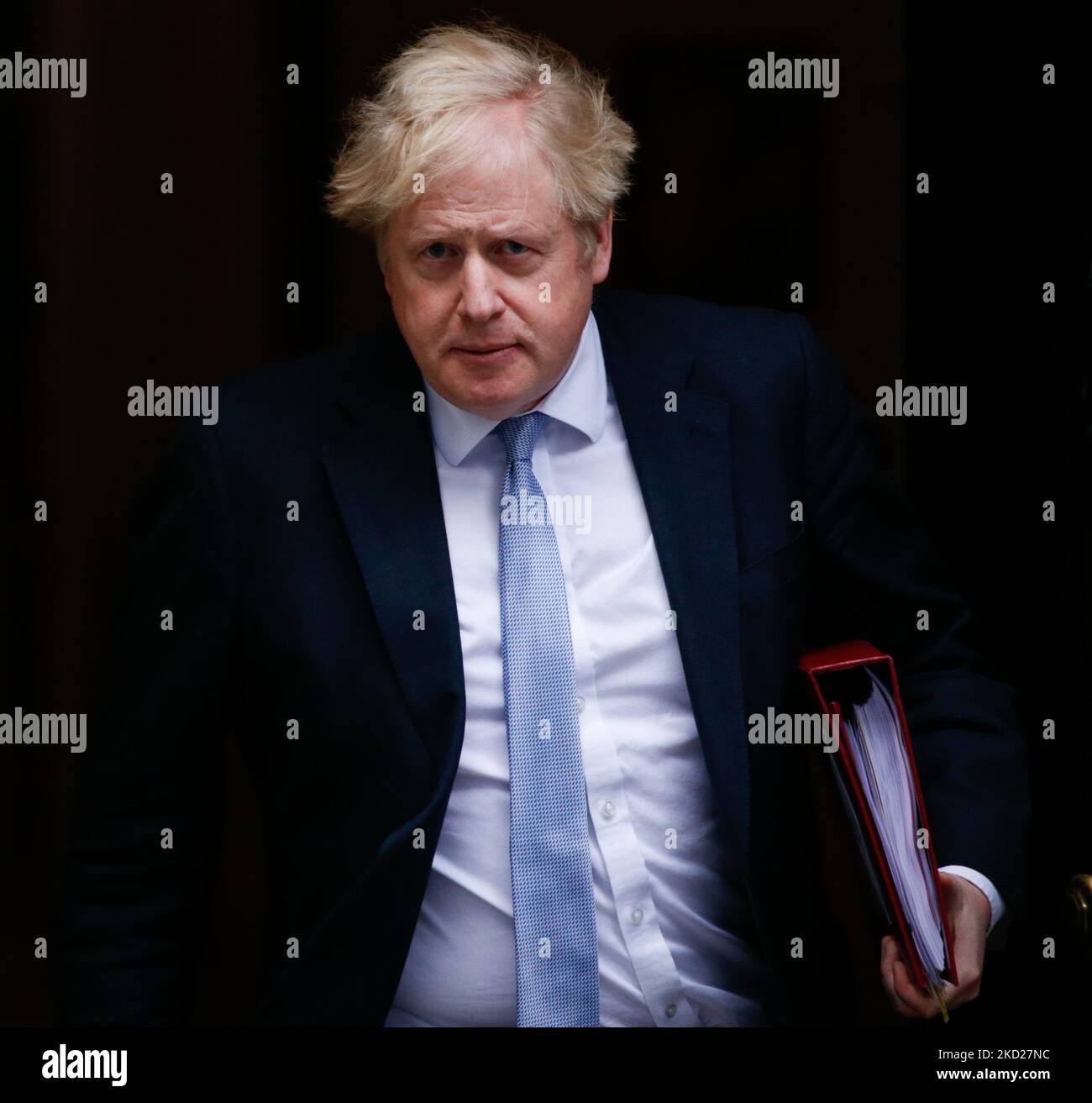 Der britische Premierminister Boris Johnson verlässt die Downing Street 10, um am 9. Februar 2022 im britischen Unterhaus in London, England, seinen wöchentlichen Auftritt bei den Fragen des Premierministers (PMQs) zu haben. (Foto von David Cliff/NurPhoto) Stockfoto