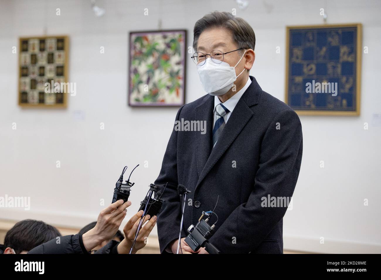 Lee Jae-myung, der Präsidentschaftskandidat der regierenden Demokratischen Partei, beantwortet Fragen von Reportern in der Seoul Metropolitan Assembly am 9. Februar 2022 in Seoul, Südkorea. (Foto von Chris Jung/NurPhoto) Stockfoto