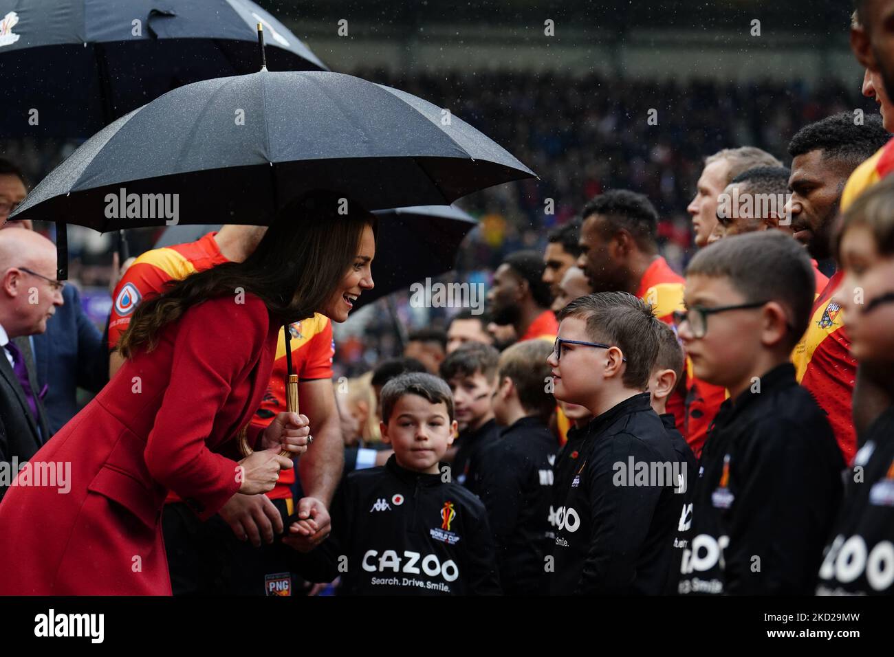 Die Prinzessin von Wales trifft die Maskottchen vor dem Viertelfinalspiel der Rugby League England gegen Papua-Neuguinea im DW-Stadion Wigan, ihrem ersten Spiel, das sie seit der Nachfolge des Duke of Sussex als Schirmherrin der Rugby Football League (RFL) besucht hat. Bilddatum: Samstag, 5. November 2022. Stockfoto