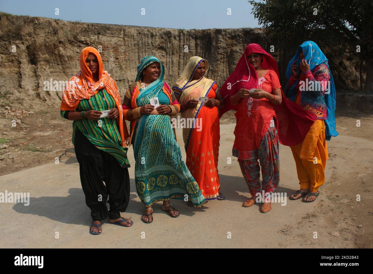 Frauen verlassen das Land, nachdem sie während der ersten Phase der Wahlen zur Nationalversammlung in der Stadt Dadri, im nördlichen Bundesstaat Uttar Pradesh, Indien, am 10. Februar 2022 ihre Stimme in einem Wahllokal abgegeben haben. (Foto von Mayank Makhija/NurPhoto) Stockfoto