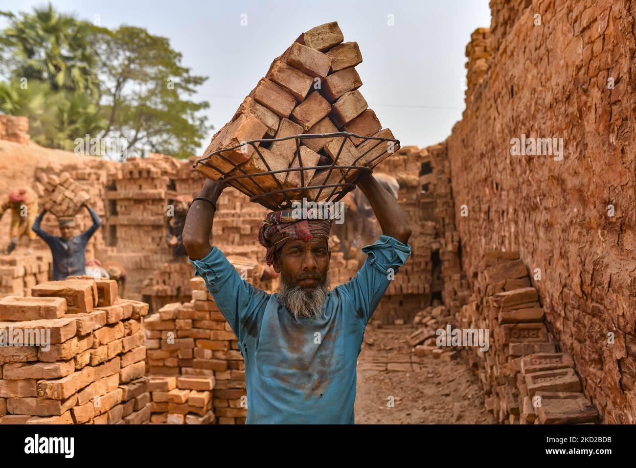 Arbeiter, die am 10. Februar 2022 in einem Ziegelfeld in Bhola, Bangladesch, arbeiten. (Foto von Zabed Hasnain Chowdhury/NurPhoto) Stockfoto