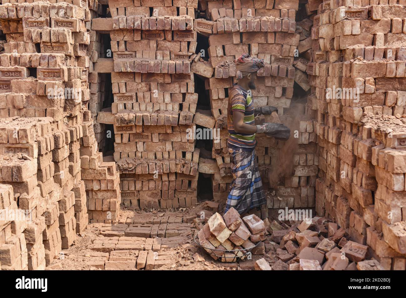 Arbeiter, die am 10. Februar 2022 in einem Ziegelfeld in Bhola, Bangladesch, arbeiten. (Foto von Zabed Hasnain Chowdhury/NurPhoto) Stockfoto