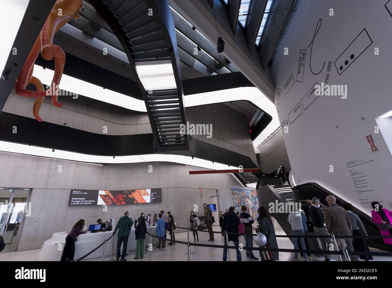 Ein Blick auf MAXXI, das Nationalmuseum der Kunst des XXI Jahrhunderts, wurde 2010 in Rom eröffnet und von der Architektin Zaha Hadid am 11. Februar 2022 in Rom, Italien, entworfen. (Foto von Matteo Trevisan/NurPhoto) Stockfoto