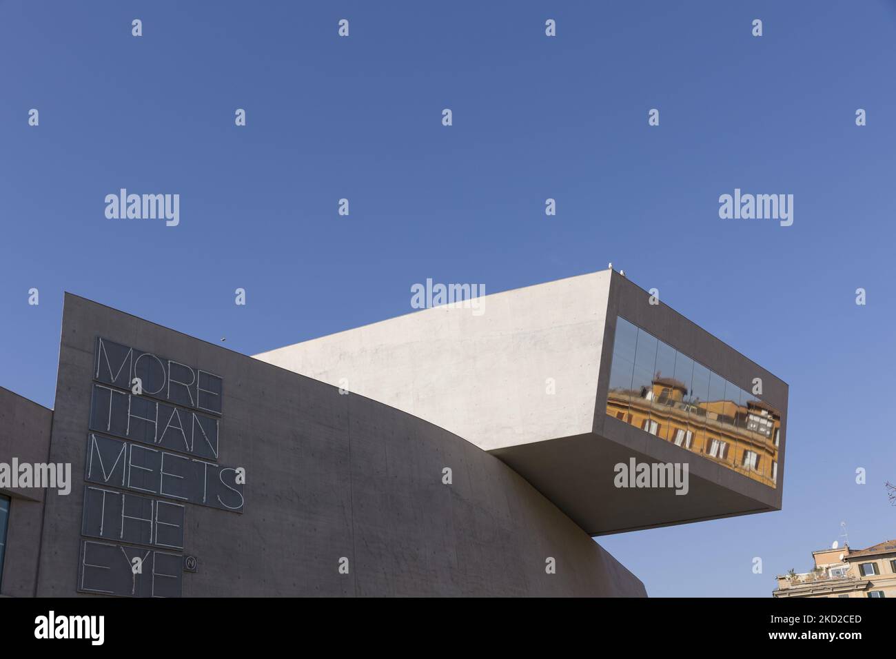 Ein Blick auf MAXXI, das Nationalmuseum der Kunst des XXI Jahrhunderts, wurde 2010 in Rom eröffnet und von der Architektin Zaha Hadid am 11. Februar 2022 in Rom, Italien, entworfen. (Foto von Matteo Trevisan/NurPhoto) Stockfoto