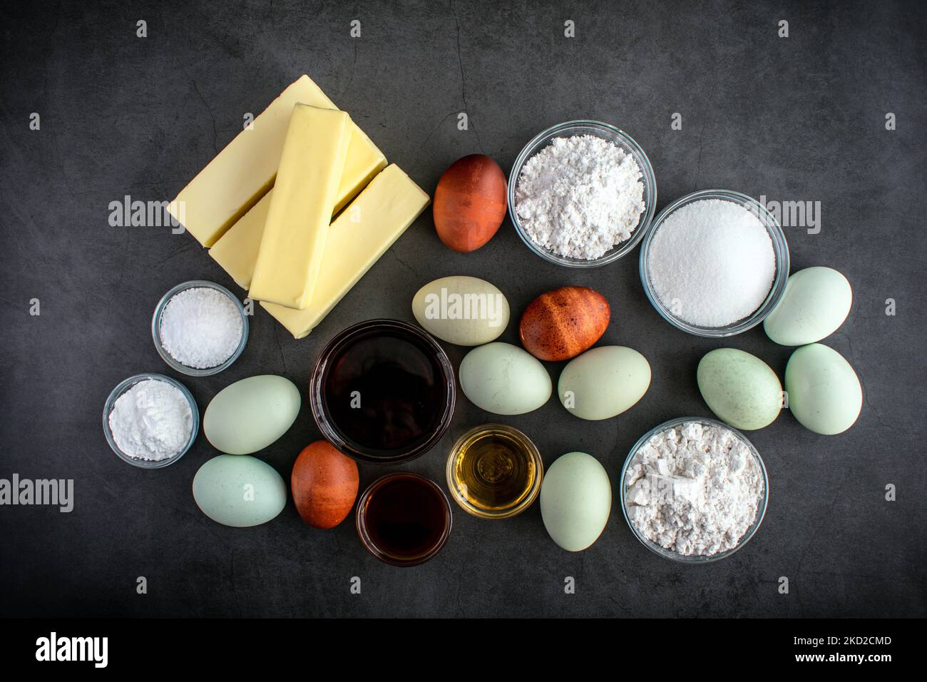 Zutaten für Vanilla Ahorn Bourbon Cupcakes: Overhead-Ansicht der Rohzutaten zum Backen von Cupcakes Stockfoto