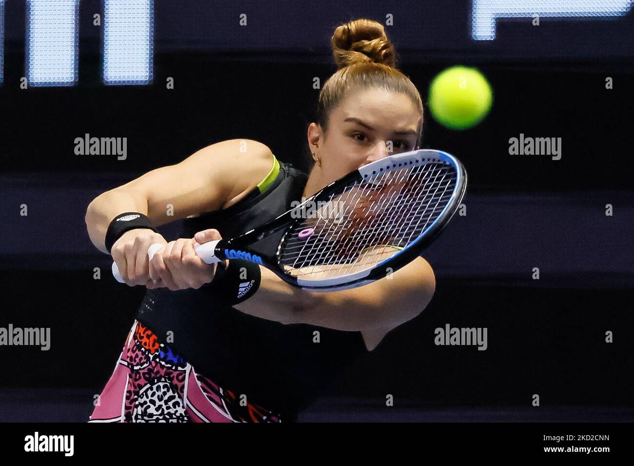 Maria Sakkari aus Griechenland gibt den Ball an Elise Mertens aus Belgien während des Viertelfinalmatches der Frauen beim WTA 500 St. Petersburg Ladies Trophy 2022 International Tennis Tournament am 11. Februar 2022 in der Sibur Arena in Sankt Petersburg, Russland, zurück. (Foto von Mike Kireev/NurPhoto) Stockfoto