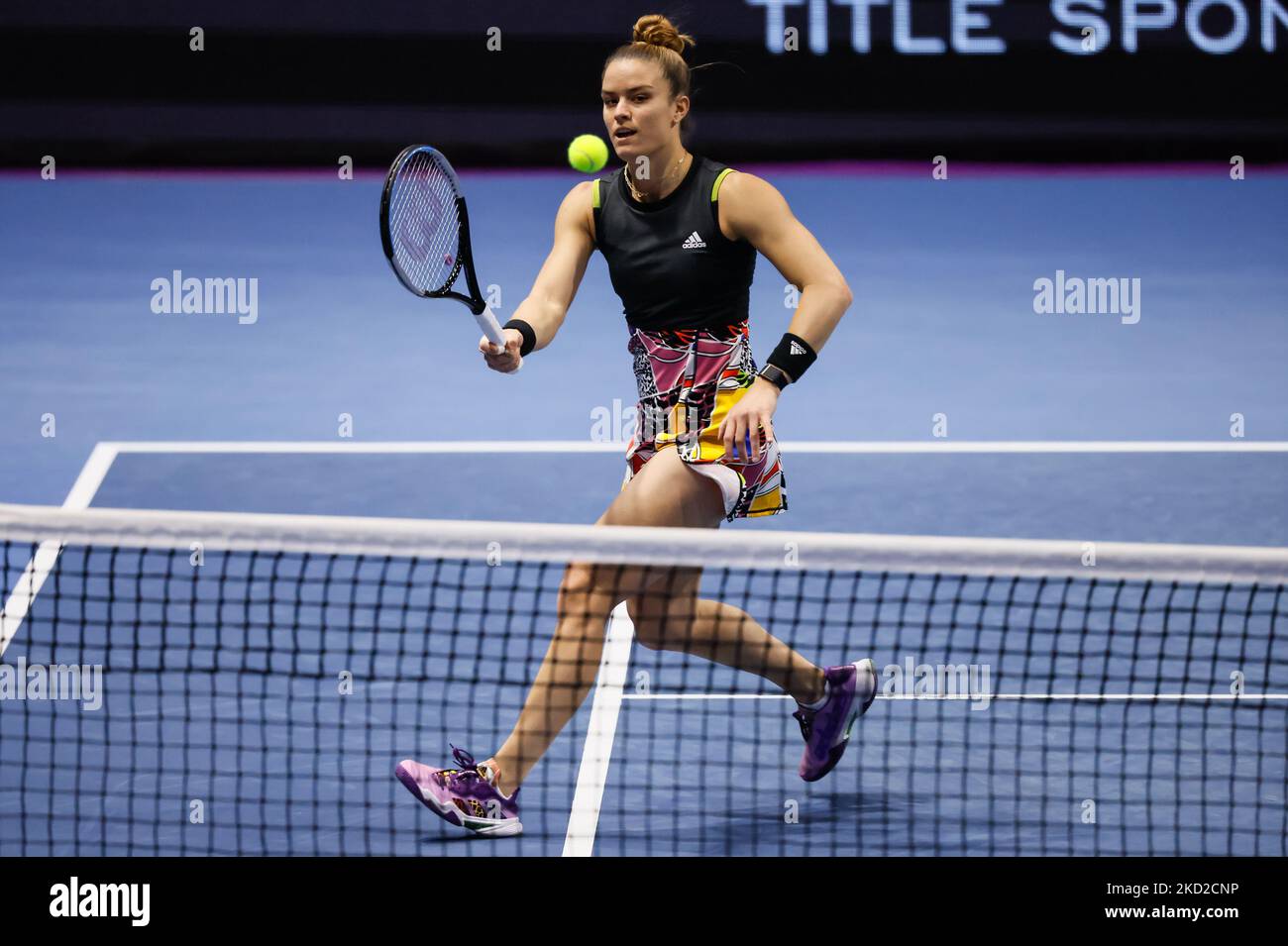 Maria Sakkari aus Griechenland gibt den Ball an Elise Mertens aus Belgien während des Viertelfinalmatches der Frauen beim WTA 500 St. Petersburg Ladies Trophy 2022 International Tennis Tournament am 11. Februar 2022 in der Sibur Arena in Sankt Petersburg, Russland, zurück. (Foto von Mike Kireev/NurPhoto) Stockfoto