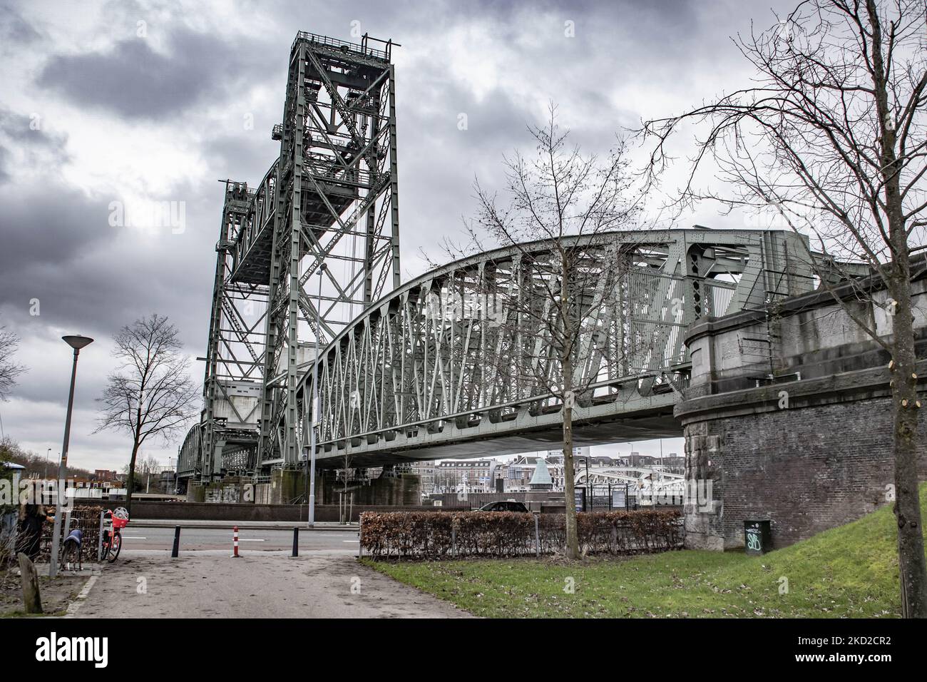 Die ikonische historische De Hef - Koningshavenbrug Brücke in der niederländischen Hafenstadt Rotterdam kann für Jeff Bezos Superyacht abgebaut werden, um unterzugehen, da der Mast des Segelbootes die Höhe der Brücke überschreitet. Die zwei-Turm-Brücke mit Pendellift ist eine alte Stahleisenbahn-Brücke, die die Insel Noordereiland in der Maas im südlichen Teil von Rotterdam verbindet. Die Brücke wurde 1877 erbaut und erlitt während der deutschen Bombenangriffe 1940 Schäden. Seit 2017 versprach die Gemeinde nach den Renovierungsarbeiten, dass die Brücke nie wieder abgebaut werden würde. Die Superyacht für den Multibi Stockfoto