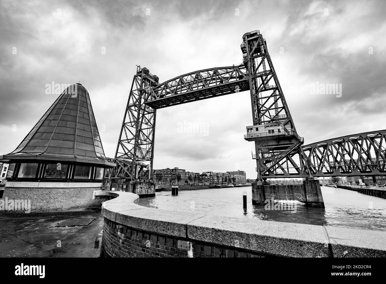 Die ikonische historische De Hef - Koningshavenbrug Brücke in der niederländischen Hafenstadt Rotterdam kann für Jeff Bezos Superyacht abgebaut werden, um unterzugehen, da der Mast des Segelbootes die Höhe der Brücke überschreitet. Die zwei-Turm-Brücke mit Pendellift ist eine alte Stahleisenbahn-Brücke, die die Insel Noordereiland in der Maas im südlichen Teil von Rotterdam verbindet. Die Brücke wurde 1877 erbaut und erlitt während der deutschen Bombenangriffe 1940 Schäden. Seit 2017 versprach die Gemeinde nach den Renovierungsarbeiten, dass die Brücke nie wieder abgebaut werden würde. Die Superyacht für den Multibi Stockfoto