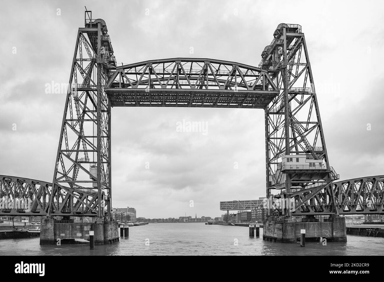 Schwarz-Weiß s/W-Bild der ikonischen historischen De Hef - Koningshavenbrug Brücke in der niederländischen Hafenstadt Rotterdam kann für Jeff Bezos Superyacht abgebaut werden, um unter zu fahren, da der Mast des Segelbootes die Höhe der Brücke überschreitet. Die zwei-Turm-Brücke mit Pendellift ist eine alte Stahleisenbahn-Brücke, die die Insel Noordereiland in der Maas im südlichen Teil von Rotterdam verbindet. Die Brücke wurde 1877 erbaut und erlitt während der deutschen Bombenangriffe 1940 Schäden. Seit 2017 versprach die Gemeinde nach den Renovierungsarbeiten, dass die Brücke nie wieder abgebaut werden würde. T Stockfoto