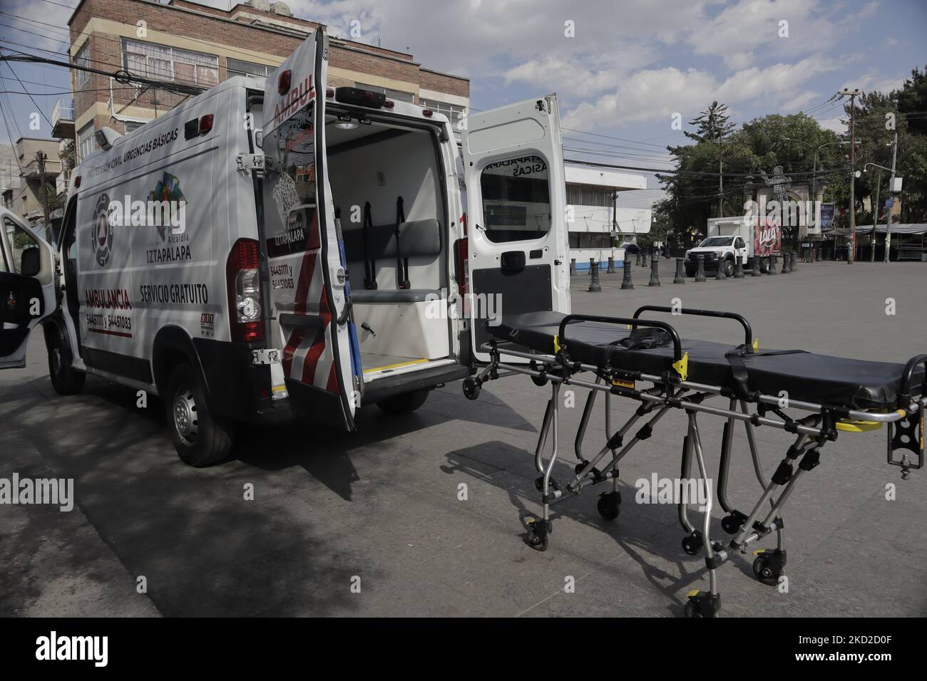 Ein Krankenwagen und eine Bahre auf der Esplanade des Munizipals Iztapalapa in Mexiko-Stadt während des Gesundheitsnotfalls COVID-19 und die Rückkehr zur gelben epidemiologischen Ampel nach der Zunahme der Coronavirus-Infektionen in der Hauptstadt. (Foto von Gerardo Vieyra/NurPhoto) Stockfoto