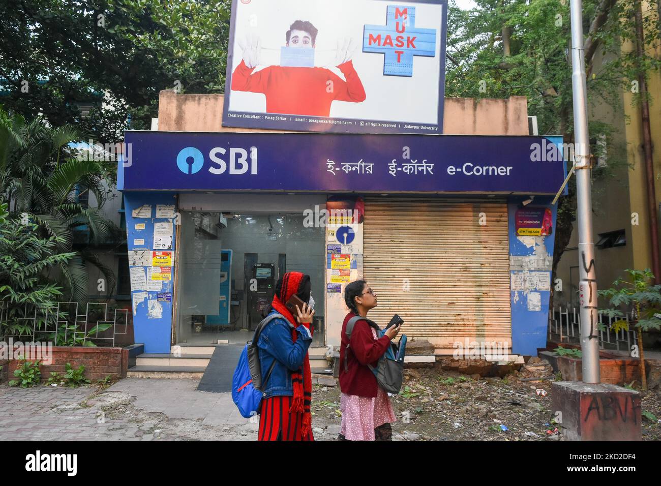 Eine COVID-19-Plakatwand hängt über einem SBI-Geldautomaten, wie sie am 11. Februar 2022 in Kalkutta, Indien, zu sehen ist. (Foto von Debarchan Chatterjee/NurPhoto) Stockfoto