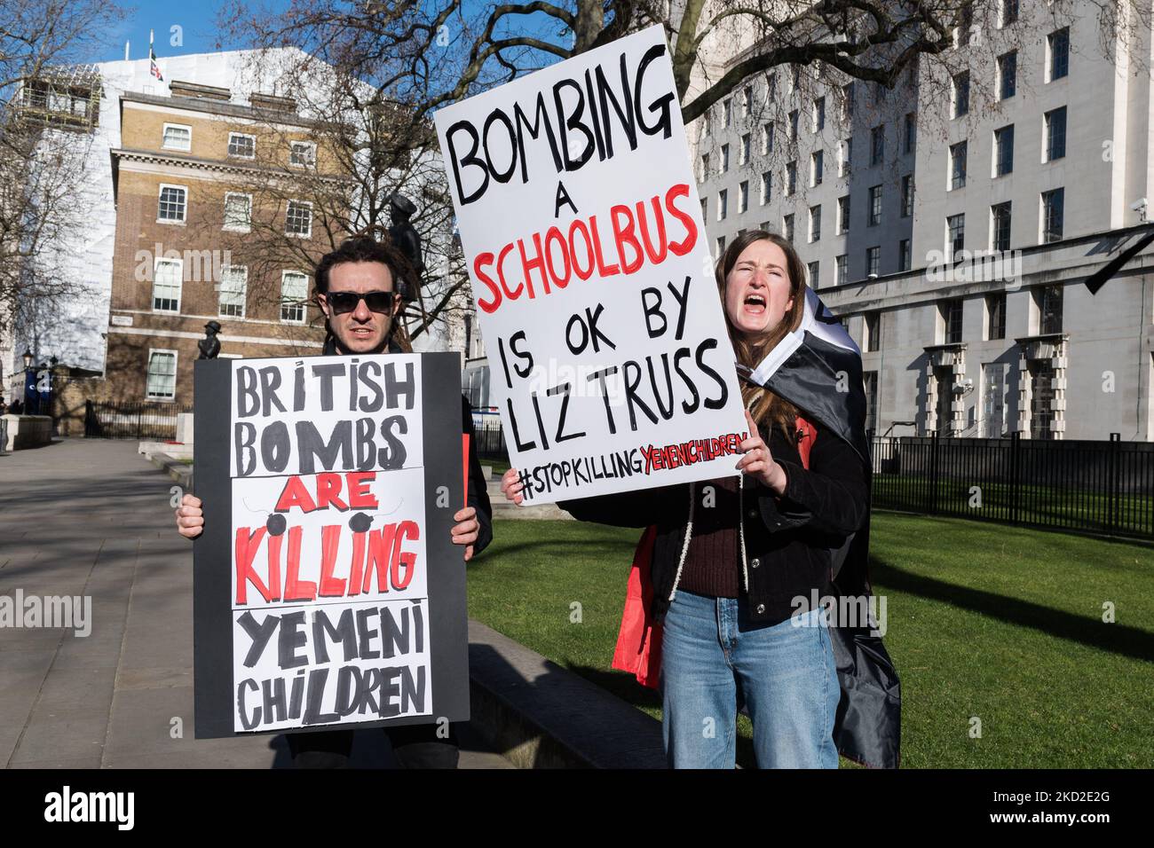 LONDON, VEREINIGTES KÖNIGREICH - 12. FEBRUAR 2022: Demonstranten halten Plakate während eines Protestes vor der Downing Street gegen den anhaltenden Krieg und die humanitäre Krise im Jemen am 12. Februar 2022 in London, England. Die Demonstranten fordern die britische Regierung auf, den Waffenverkauf an Saudi-Arabien zu beenden, das seit sieben Jahren die Allianz gegen die vom Iran unterstützten Huthis im Jemen anführt. (Foto von Wiktor Szymanowicz/NurPhoto) Stockfoto