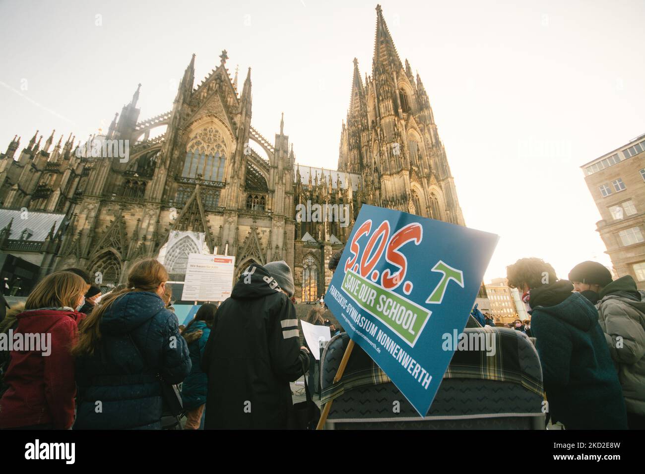 Schüler des Franziskus-Gymnasiums nonnenwerth treffen sich am 12. Februar 2022 vor dem Dom zu einem Musikkurs im Freien als Protest gegen die Schließung der Schule in Köln (Foto: Ying Tang/NurPhoto) Stockfoto