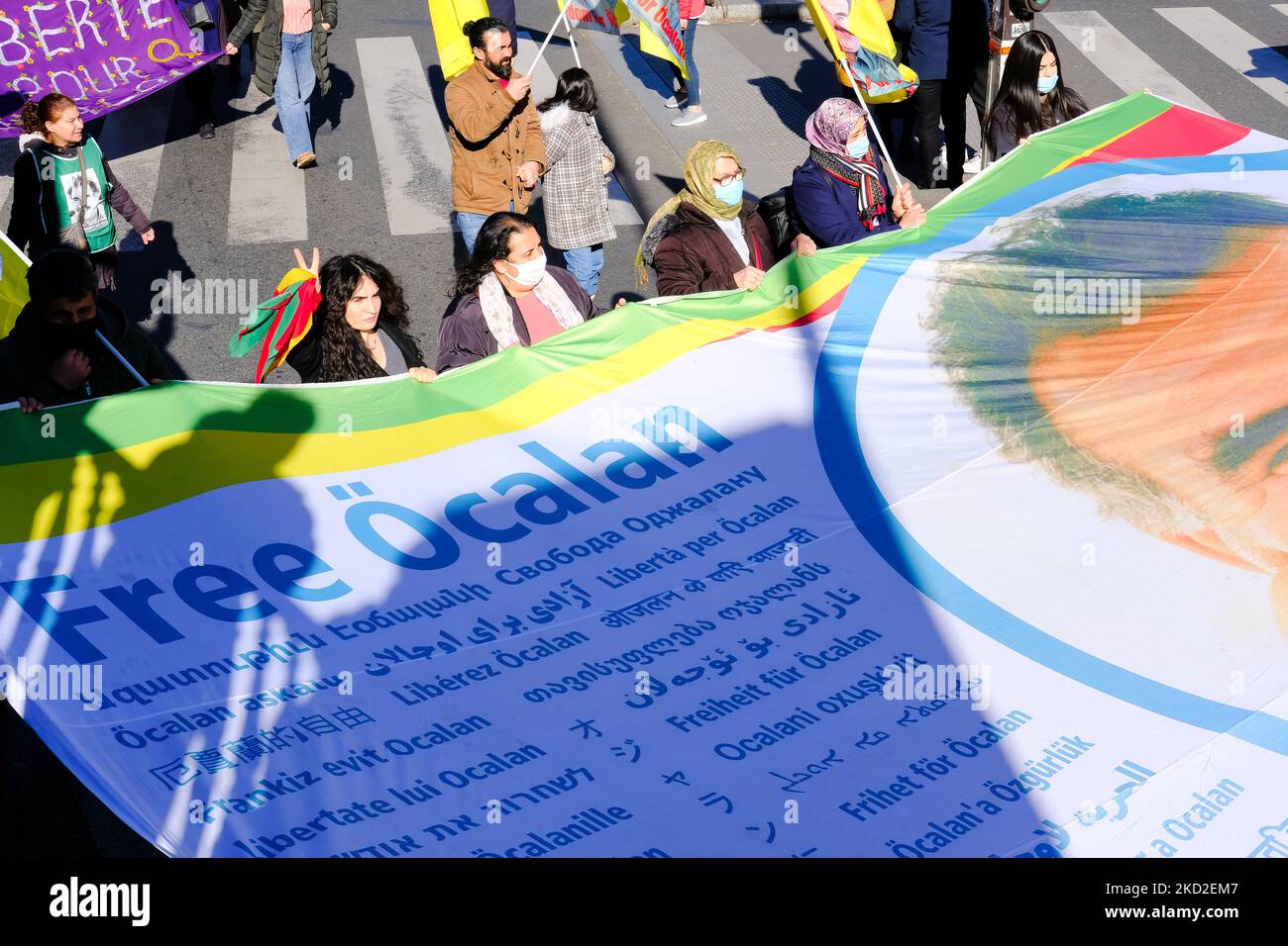 Kurdische Demonstranten, die am 12. Februar 2022 hinter einer riesigen Flagge mit dem Bild von Abdullah Öcalan demonstrierten. (Foto von Vincent Koebel/NurPhoto) Stockfoto