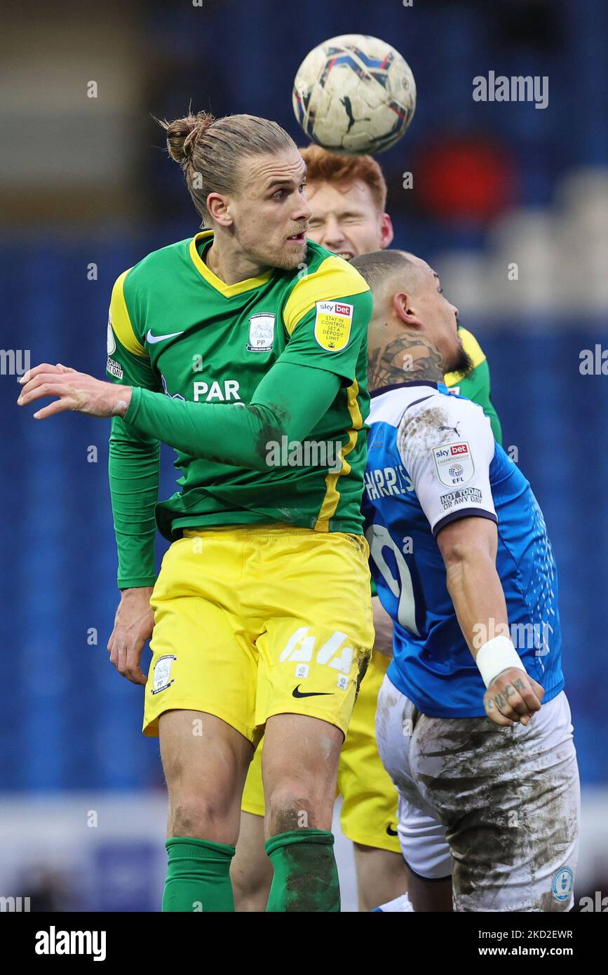 Brad Potts von Preston North End und Jonson Clarke-Harris von Peterborough United bestreiten einen Header während des Sky Bet Championship-Spiels zwischen Peterborough United und Preston North End im Weston Homes Stadium, Peterborough am Samstag, den 12.. Februar 2022. (Foto von James Holyoak/MI News/NurPhoto) Stockfoto