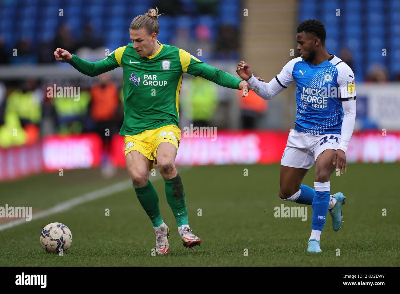 Brad Potts von Preston North End läuft mit dem Ball unter Druck von Bali Mumba von Peterborough United während des Sky Bet Championship-Spiels zwischen Peterborough United und Preston North End im Weston Homes Stadium, Peterborough am Samstag, 12.. Februar 2022. (Foto von James Holyoak/MI News/NurPhoto) Stockfoto