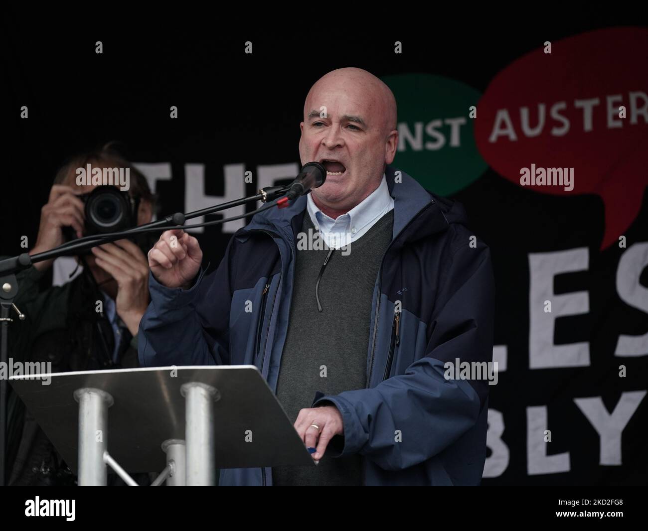 Mick Lynch, Generalsekretär der RMT, vor der Volksversammlung Großbritannien ist gebrochen nationale Demonstration in Zentral-London. Bilddatum: Samstag, 5. November 2022. Stockfoto