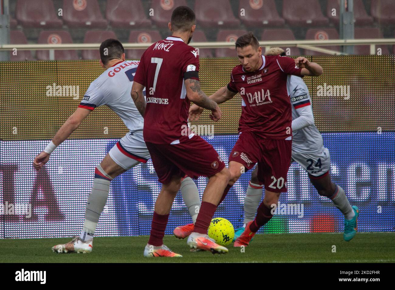 Tomasz Kupisz Reggina trägt den Ball beim italienischen Fußballspiel der Serie B Reggina 1914 gegen FC Crotone am 12. Februar 2022 im Stadio Oreste Granillo in Reggio Calabria, Italien (Foto: Valentina Giannettoni/LiveMedia/NurPhoto) Stockfoto