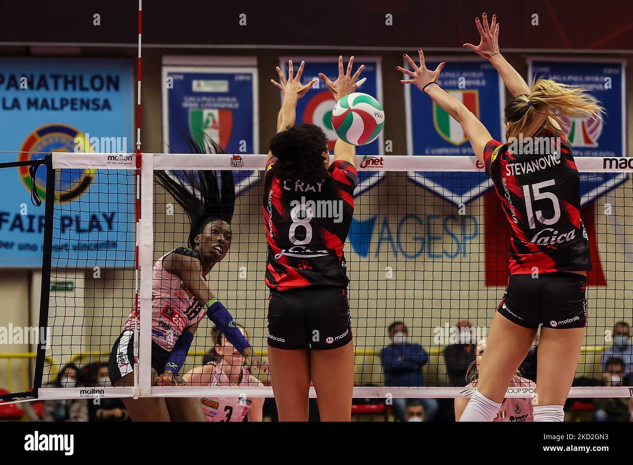 Paola Egonu #18 von Imoco Volley Conegliano in Aktion während des Volleyball Serie A Frauen 2021/22 Volleyball-Matches zwischen UYBA Unet E-Work Busto Arsizio und Imoco Volley Conegliano in der E-Work Arena, Busto Arsizio, Italien am 12. Februar 2022 (Foto von Fabrizio Carabelli/LiveMedia/NurPhoto) Stockfoto