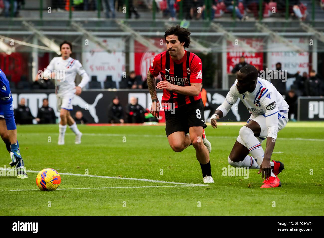 Sandro Tonali vom AC Mailand in Aktion während des Fußballspiels Serie A Spiel der Serie A zwischen AC Mailand und UC Sampdoria am 13. Februar 2022 im San Siro Stadion in Mailand, Italien. (Foto von Mairo Cinquetti/NurPhoto) Stockfoto