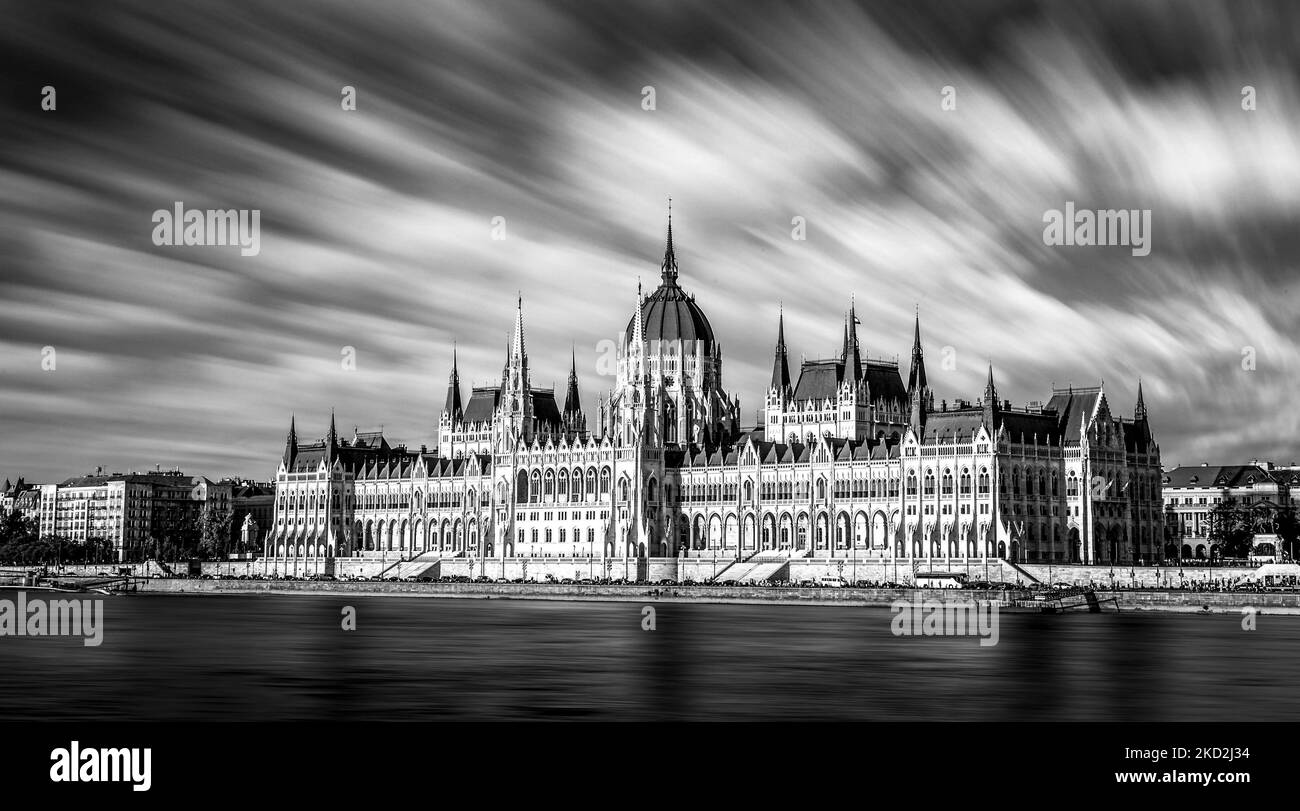 Eine Graustufe mit langer Belichtung des ungarischen Parlamentsgebäudes Stockfoto