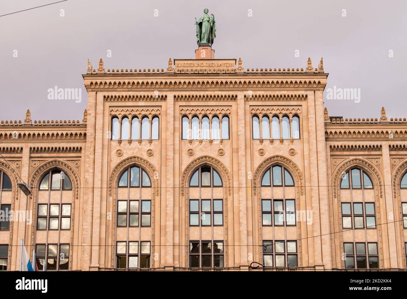 München, Deutschland - Dezember 20,2021: Blick auf die Bauarchitektur der Bezirksregierung von Oberbayern. Stockfoto