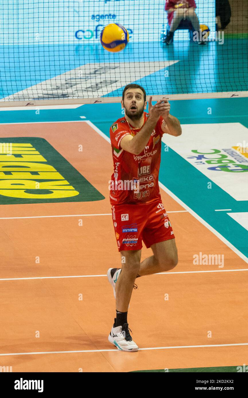 De Cecco (Lube) spielt in bagher während der Volleyball italienischen Serie A Männer Superliga Meisterschaft Consar Ravenna gegen Cucine Lube Civitanova am 13. Februar 2022 im Pala De Andre in Ravenna, Italien (Foto von Daniele Ricci/LiveMedia/NurPhoto) Stockfoto